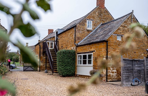 Caldecott Apartment | Rustic apartment, king bed, ensuite, parking, wifi