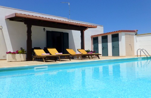 Lendinuso Villa | Seaside villa with private pool & gardens. 25 mins from airport, Free WiF