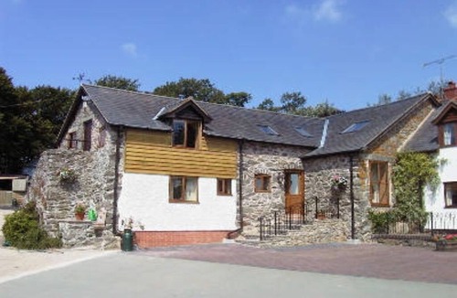 Llanfyllin Cottage | Shepherd's Watch Cottage - 5* Cyfie Farm, with private hot tub