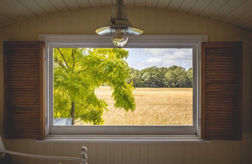 Maidenhead House | Shepherds Hut with Hot Tub Retreat - By Tempstay