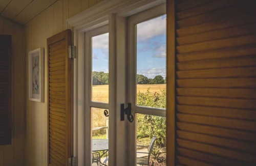 Maidenhead House | Shepherds Hut with Hot Tub Retreat - By Tempstay