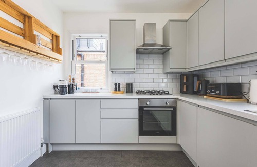 Askew Apartment | Spacious 2BDR 2BA near Shepherds Bush Oasis