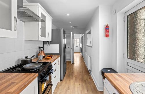 Little Hulton House | Spacious 3BR Home 15 Mins to Manchester