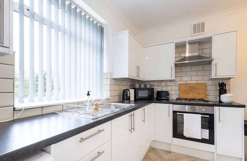 St Helens House | Spacious 3BR House with Garden in St Helens