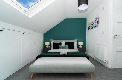 Liberton House | Spacious 4Bed House, 3 Baths, Parking, Sleeps 7