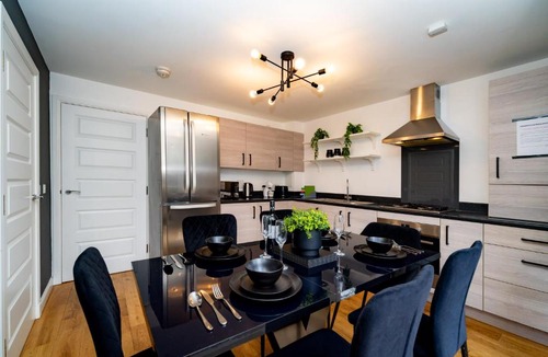 Liberton House | Spacious 4Bed House, 3 Baths, Parking, Sleeps 7