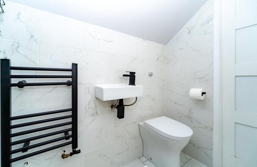Liberton House | Spacious 4Bed House, 3 Baths, Parking, Sleeps 7
