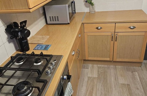 Staple Hill Apartment | Spacious 6 Bedroom -3 bath House in Stoke Gifford