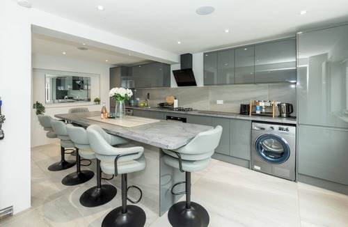 Tilehurst House | Spacious Home Heated Pool(April-Sep) in Tilehurst - Pass the Keys