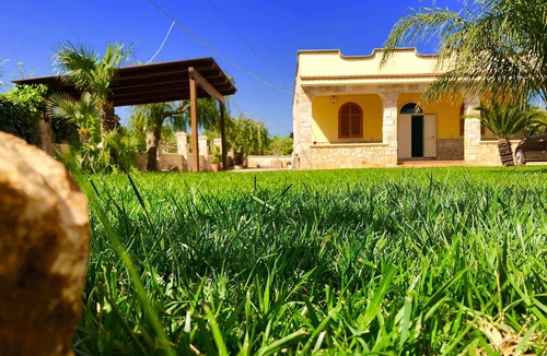 San Vito dei Normanni Villa | Splendid Villa with Relax Pool in Puglia