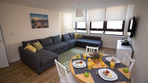 Southampton City Centre Apartment | StayZo Castle Point 6 Apartment - Premier Lodge