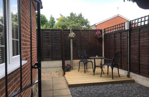 Staines Apartment | Studio-1-Staines/Heathrow/London-own entrance