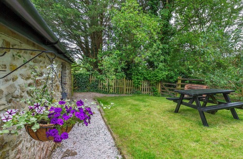 Cookbury House | Stunning private villa for 4 people with WIFI, hot tub, TV, patio and pets allowed