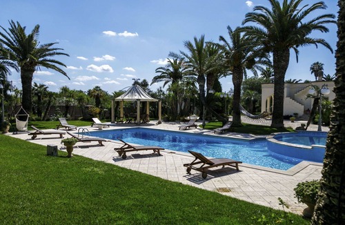 Nardo Villa | Stunning private villa with WIFI, A/C, private pool, hot tub, TV, patio and pets allowed