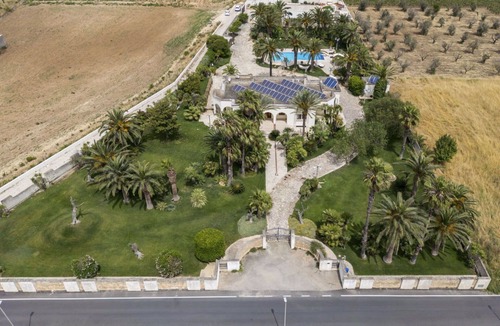 Nardo Villa | Stunning private villa with WIFI, A/C, private pool, hot tub, TV, patio and pets allowed