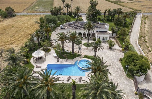 Nardo Villa | Stunning private villa with WIFI, A/C, private pool, hot tub, TV, patio and pets allowed