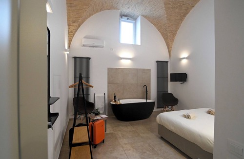 Troia Bed & Breakfast | Suitehome B&B with bath