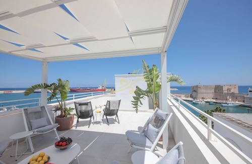 Centro Storico Apartment | TD Palazzo Maris Il Gozzo Townhouse With Sea View