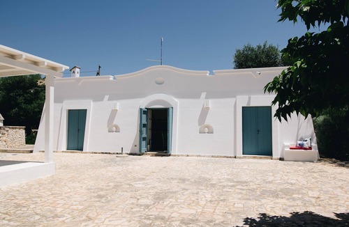 Ceglie Messapica Villa | Traditional trullo with swimming pool