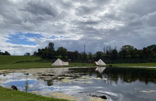Great Witley Cabin | Tumbling Tom - Sleeps 4, Fire Pit & Pets Welcomed