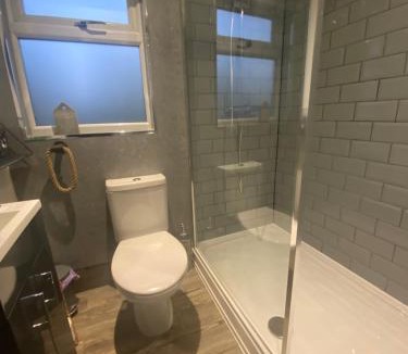Newark upon Trent House | UPSIDE DOWN HOUSE - Sleeps up to 6 Guests - 2 Bathrooms,Great for Family and Friends Gatherings, Corporate events,Near Sherwood Forest at Fairview Farm in Nottingham set in 88 acres