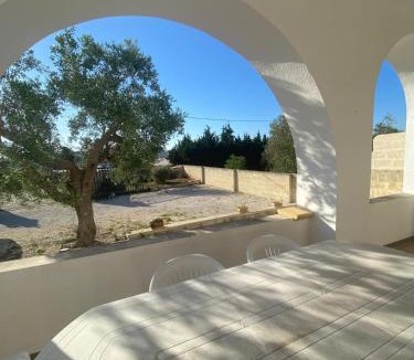Diso Villa | Villa Ella indipendente con 3 camere da letto giardino e parcheggio privato