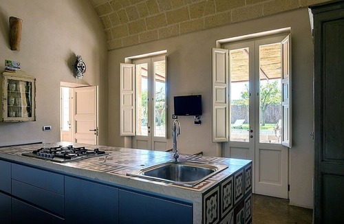 Giuggianello Villa | Villa Fragranza: An elegant and welcoming two-story ancient house surrounded by a citrus garden, with Free WI-FI.