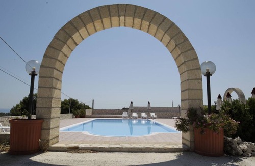 Defensola Apartment | Villa Hibiscus - Panoramic studio for 2 people in a villa with pool