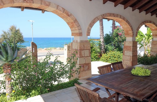 Posto Rosso Villa | VILLA JINETTE facing the sea