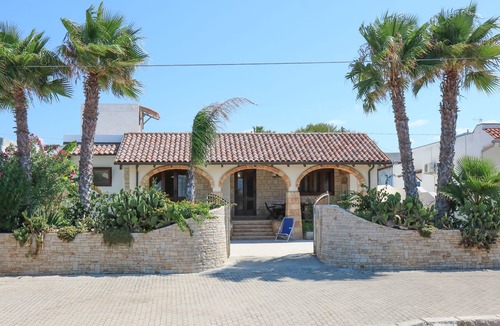 Posto Rosso Villa | VILLA JINETTE facing the sea