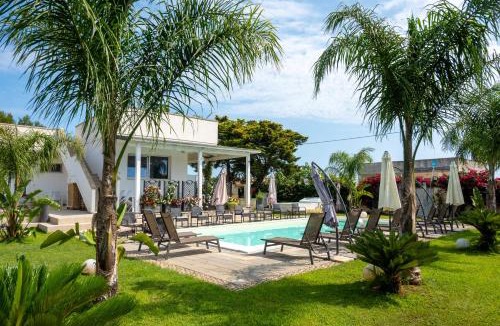 Roca Vecchia Bed & Breakfast | VILLA LEONARDO SAN FOCA - Room, Pool & Restaurant