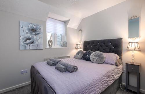 Worcester House | WORCESTER Fabulous Cherry Tree Mews self check in dogs welcome by prior arrangement , 2 double bedrooms ,super fast Wi-Fi, with free off road parking for 2 vehicles near Royal Hospital and woodland walks