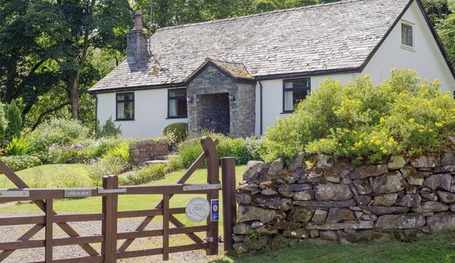 A superior detached spacious cottage in an idyllic, truly rural location.