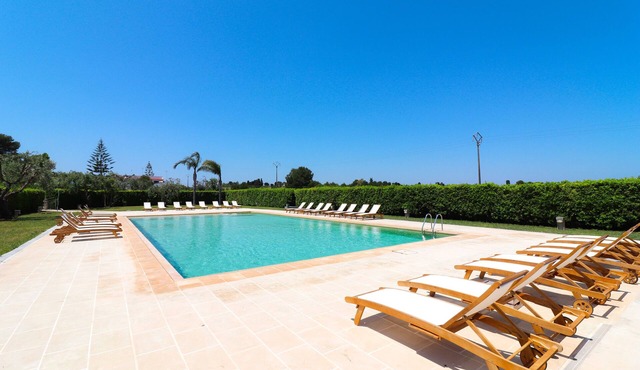 Apartment "Bungalow Sultanina" close to the Sea with Shared Pool & A/C