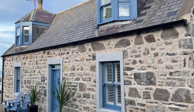 Beachfront Scottish Retreat | Cosy Whisky Snug + Stunning Views