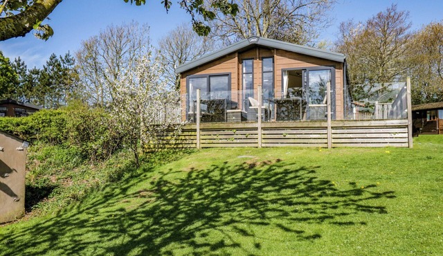 BORWICK HEIGHTS 17, pet friendly, with a garden in Carnforth