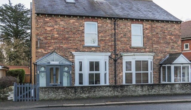 BRINKBURN COTTAGE, pet friendly, with open fire in Burniston