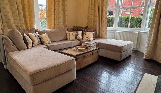 Charming 4BDR Spacious Sheffield Home with Parking