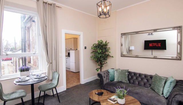 Comfortable West End Flat with Parking Easy Access