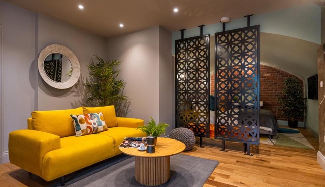 Commandery Vaults - Luxury Apartment in City Centre with SKY TV