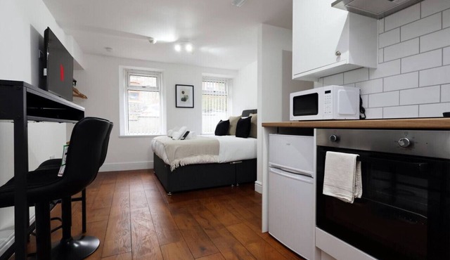 Contractor Studio Parking Smart TV & Kitchen