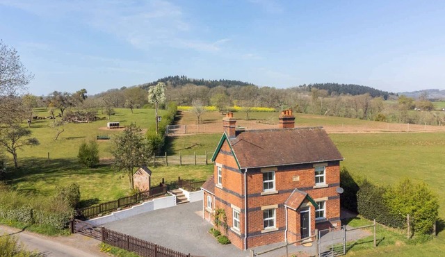 Coronation Cottage - With Woodfired Hot Tub