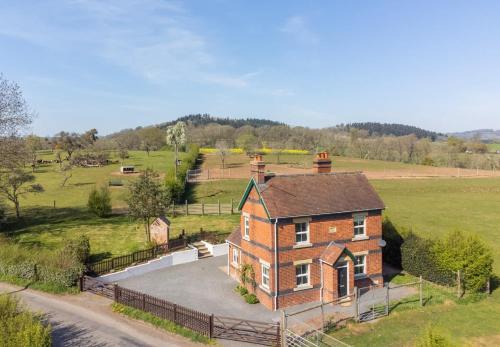 Coronation Cottage - With Woodfired Hot Tub