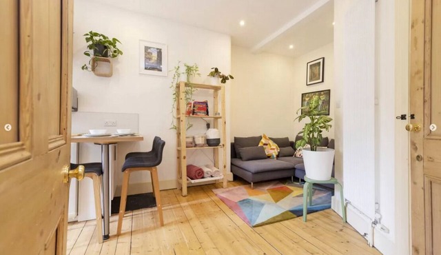 Cosy central flat with king size bed and a Japanese bath to die for!