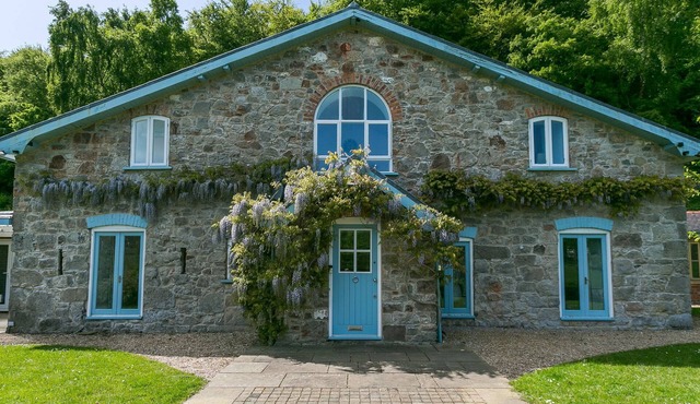 Dulas Bach - sleeps 12 guests in 6 bedrooms