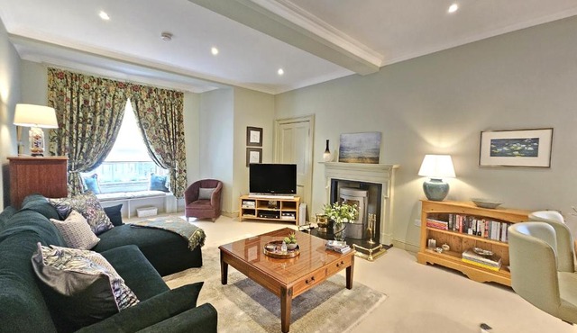 Edinburgh Elegant 1-Bedroom City Apartment