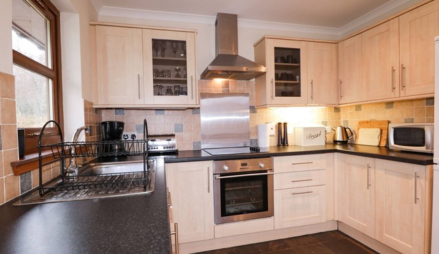 FERSIT LOG COTTAGE, pet friendly, with hot tub in Spean Bridge