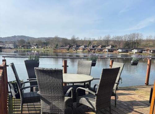 Gressingham 9 - South Lakes Leisure Village - lodge on the lake