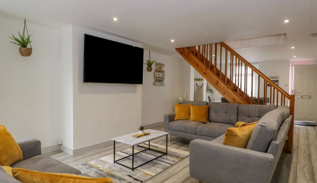 HARBOUR RETREAT, pet friendly, character holiday cottage in Haverigg