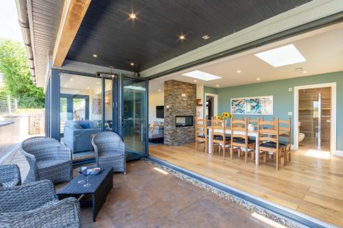 lakeside Lodge